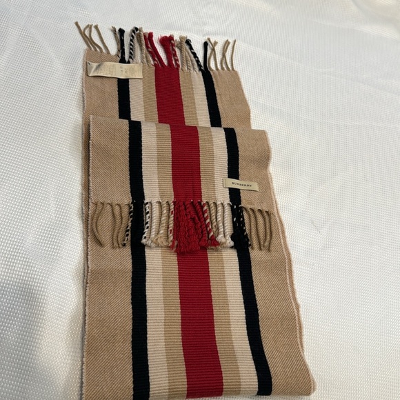 Authentic Burberry Merino wool scarf - Picture 4 of 8